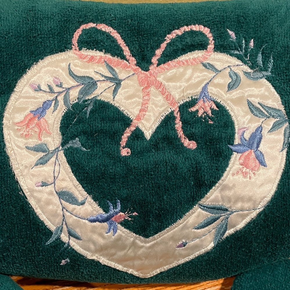 Set of Cotton Embroidered Bath Towels NWOT - Picture 3 of 5